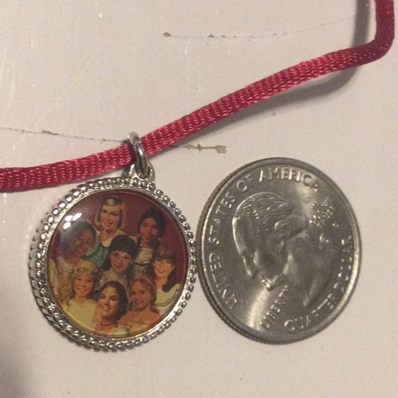 American Girls choker and 8 pins - Picture 14 of 15